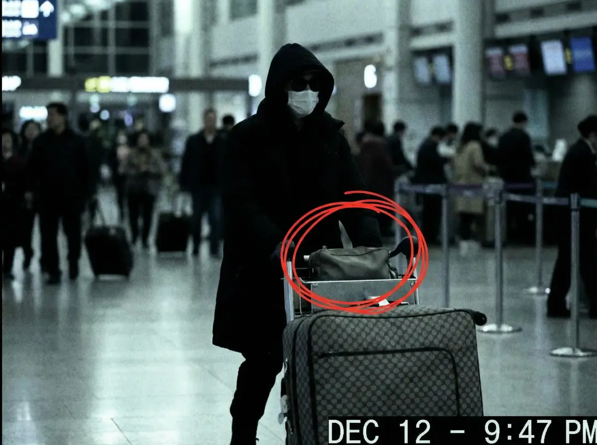 每日吃瓜 机场偷拍 - 神秘礼物袋引发猜测